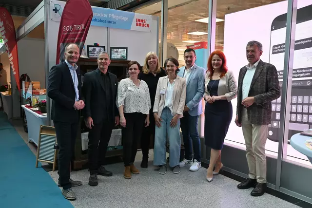 v.l. Bürgermeister Johannes Anzengruber, stell. SOB-Lehrgansleiter Herwig Putz, Barbara Klecker (SOB-Schülerin), Margarte Ringler (SOB-Lehrerin), Sylvia Parth (SOB-Schülerin) Michael Urschitz (Pflegekoordinator), Landesrätin Cornelia Hagele, Bürgermeister-Stellvertreter Georg Willi

  | Foto: Königer