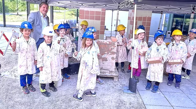 WK-Obmann Peter Seiwald mit jungen "Maurern". | Foto: Kogler