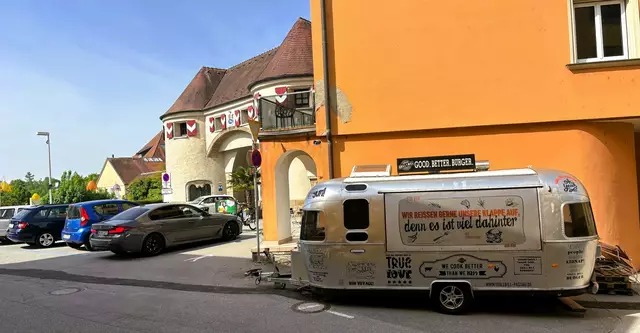 Sorgt seit kurzem für laute Diskussionen in Schärding. Der neue Food-Truck aus New York vor dem Linzer Tor. | Foto: Franz Gruber