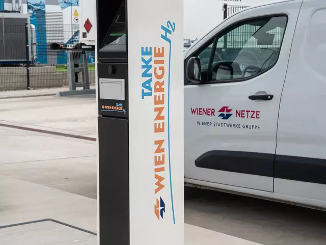 Neben den öffentlichen Unternehmen würden bereits 30 private Betriebe aus ganz Europa in Simmering auftanken.  | Foto: Valentina Marinelic/MeinBezirk