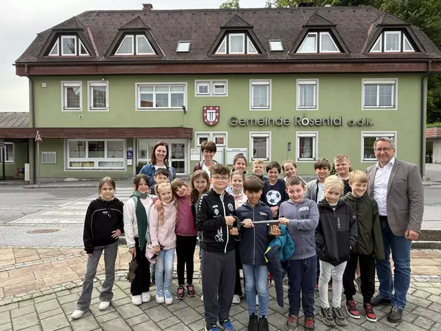 Die 3. Klasse der VS Rosental mit Bürgermeister Johannes Schmid vor dem Gemeindeamt | Foto: VS Rosental