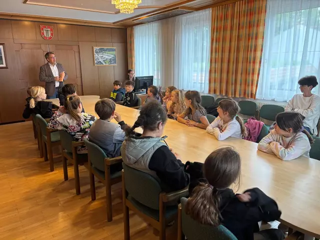 Bürgermeister Johannes Schmid begrüßte die Kinder herzlich. | Foto: VS Rosental