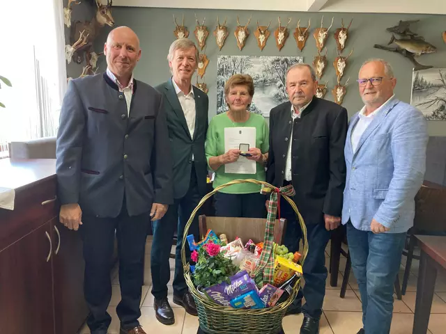 Eiserne Hochzeit feierte das Ehepaar Waltraud und Johann Loitsch  | Foto: Gemeinde
