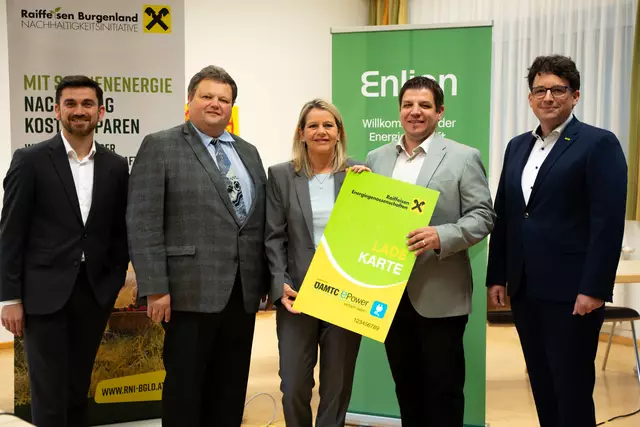 Raiffeisen-Vertreter, Bgm. Bernd Strobl (2. von links) und Entwickler Andreas Schneemann (2. von rechts) präsentierten das Pilotmodell. | Foto: Enlion