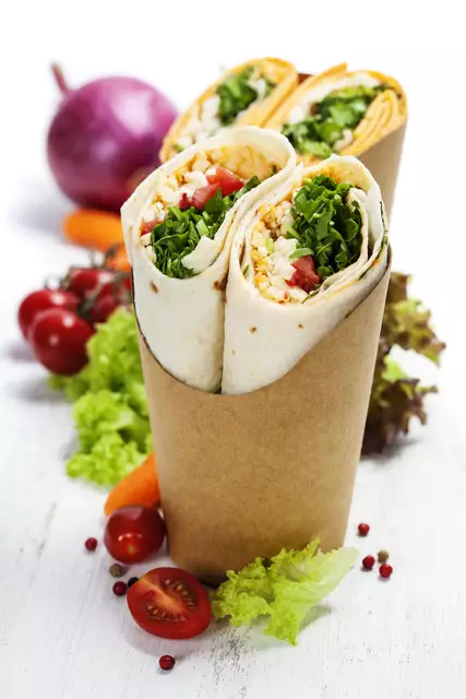 Gefüllte Wraps sind ein beliebter Snack für unterwegs.  | Foto: klenova/PantherMedia