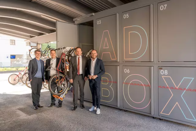 Insgesamt stehen am Bahnhof Matrei acht verschließbare Boxen zur Verfügung. Im Bild v.l.: Alexander Jug (VVT), Gerhard Hofer (ÖBB), Mobilitäts-LR René Zumtobel und Bgm. Patrick Geir | Foto: Thomas Holzmann