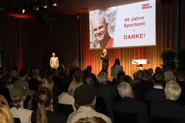 Sportamtsleiter Romuald Niescher wurde nach 40 Jahren im Dienst feierlich verabschiedet.  | Foto: © Fred Einkemmer