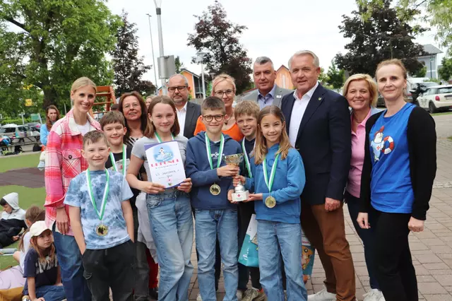 Der VS Seiersberg gratulierten zum Sieg u.a. Christine Woger (re), seitens der Gemeinde Kalsdorf Bgm. Manfred Komericky, Vzbgm. Sabine Jakubzig und Sportreferentin Monika Dunkl sowie von der Jugendrotkreuz-Landesleitung Oliver Kölli und Peter Hochwald. | Foto: Edith Ertl