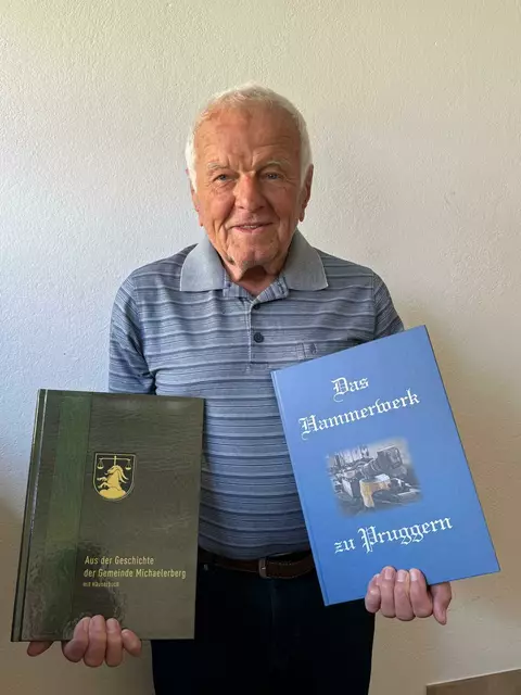 Franz Votapek war selbst Bürgermeister der Gemeinde Michaelerberg. Kürzlich hat er sein zweites Buch über die Geschichte der Orte Michaelerberg und Pruggern veröffentlicht. | Foto: Votapek