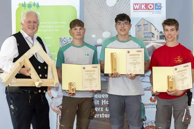 Top-Leistungen beim Landeslehrlingswettbewerb des NÖ Holzbaus (v.l.): Wolfgang Huber mit Werkstück sowie die drei Platzierten Jonas Schierl (3. Platz), Lukas Löfler (1. Platz) und Julian Knapp (2. Platz). | Foto: Theo Kust