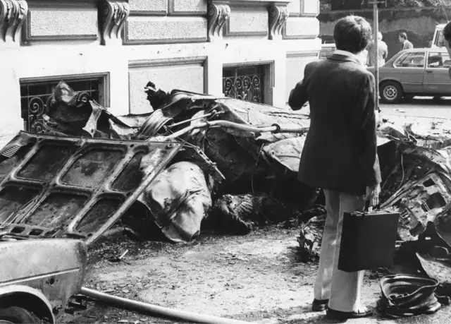 Dabei wurde ein Mitarbeiter getötet, sechs weitere Personen wurden schwer verletzt. Das Fahrzeug wurde fünf Meter in die Luft geschleudert, viele Fenster der Gebäude in der Nähe wurden zerstört. | Foto: Votava / brandstaetter images / picturedesk.com