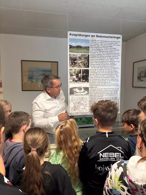 Bgm. Johannes Schmid erklärte den Kindern auch Geschichtliches zu Rosental. | Foto: VS Rosental