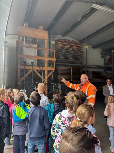 Bauhofleiter Oliver Klopschitz erklärte die Aufgaben eines Bauhofs und die Geräte. | Foto: VS Rosental