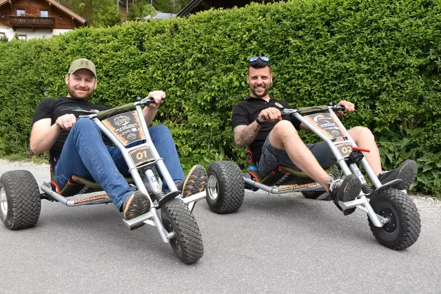 Andreas Denifl (l.) und Philipp Hilber (r.) taugen die Mountaincarts auch selbst total. | Foto: Kainz