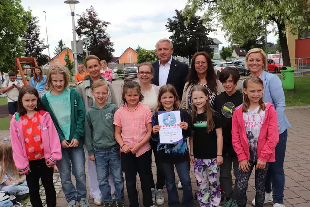 Mit einer großen Gruppe an tollen Schwimmern kam VS-Dir. Christine Kolitsch (2.R. li) von der VS Hönigtal zum Pinguin-Cup nach Kalsdorf. | Foto: Edith Ertl