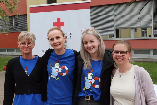 Bezirksschwimmreferentin Christine Woger  (2.v.l.) mit Helferinnen. Ein großer Dank ging auch an die Schüler der PTS Kalsdorf, die bei der Abwicklung des Bewerbs geholfen haben. | Foto: Edith Ertl