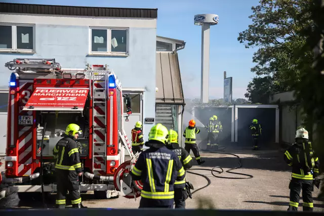 Beinahe hätten die Flammen von einem brennenden Müllcontainer auf ein Wohnhaus in Marchtrenk übergegriffen, doch die Feuerwehr konnte den Brand unter Kontrolle bringen. | Foto: laumat.at