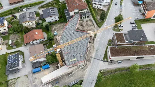 Das neue Gebäude vereint Bildung, Betreuung und Wohnen unter einem Dach, mit direkter Verbindung zur Volksschule. | Foto: Gemeinde Tulfes