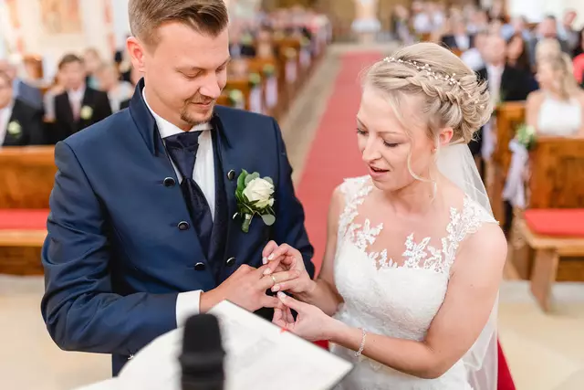 Manuel und Julia beim Ringtausch bei der Hochzeit. | Foto: Benjamin Wald