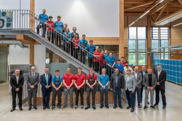 Gruppenfoto von den erfolgreichen Lehrlingen nach ihrem Lehrabschluss, gemeinsam mit Vorständen, Geschäftsführern, Ausbildern und Betriebsräten der Plansee Group. | Foto: Rolf Marke
