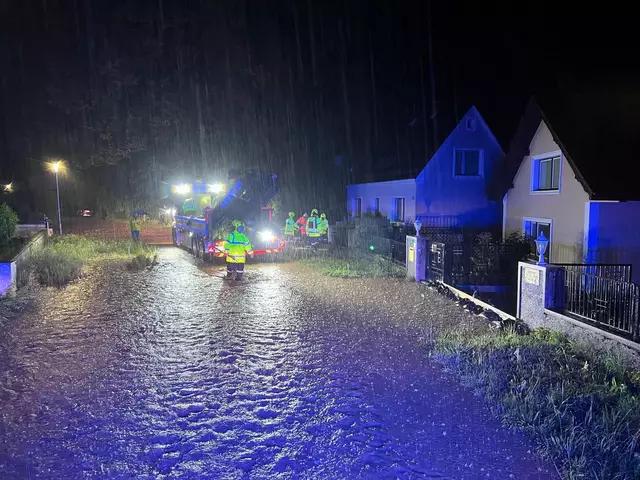 Das Wasser stand manchen Einsatzkräften bis zu den Kniekehlen.  | Foto: Reinhard Schaberger
