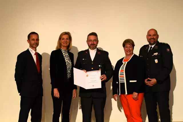 Stadtpfarrer Rotkreuz-Kurat István Holló erhielt das Dienstjahresabzeichen in Bronze für zehn Jahre | Foto: Rotes Kreuz/Schrempf-Güttinger