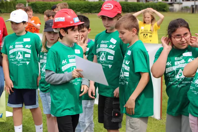 Anleitung beim Gefahrstoff-Würfelpuzzle gemeinsam checken. | Foto: KZS/AUVA M. Lippitsch/Adrian Hipp
