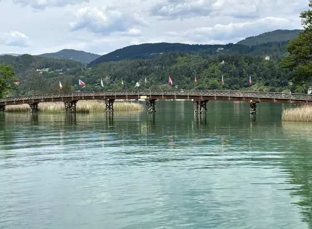 Jederzeit interessante Ausblicke vom Schiff beim gemütlichen Frühstück. | Foto: MeinBezirk.at