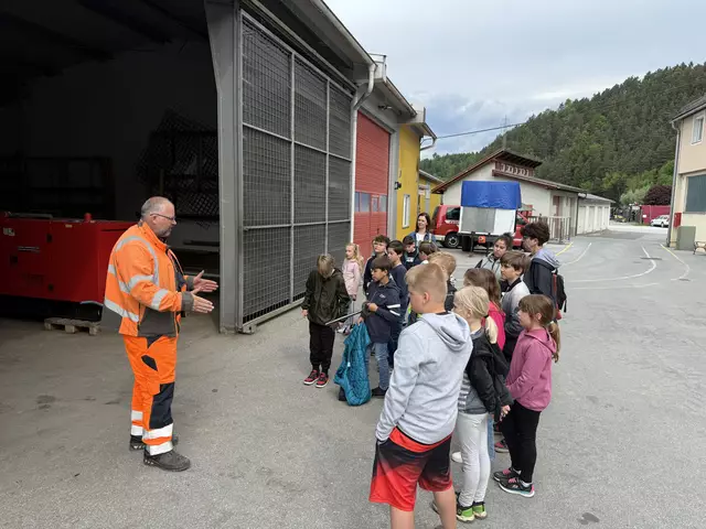 Bauhofleiter Oliver Klopschitz begrüßte die 3. Klasse. | Foto: VS Rosental