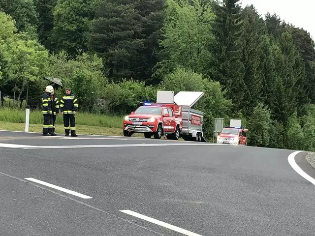 Aufgrund eines Defekts kam es zu einer Ölspur bei Steinberg | Foto: FF Steinberg