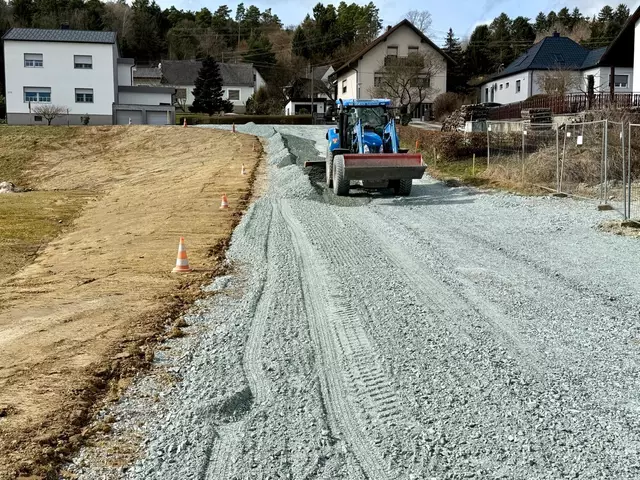 Die neue Zufahrtsstraße zum Pflegeheim ist nun vier Meter breit. | Foto: Gemeinde Olbendorf