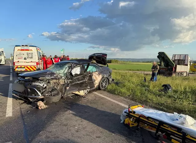 Der Lkw crashte seitlich in den Pkw. Der genaue Unfallhergang wird von der Polizei ermittelt. | Foto: Doku NÖ