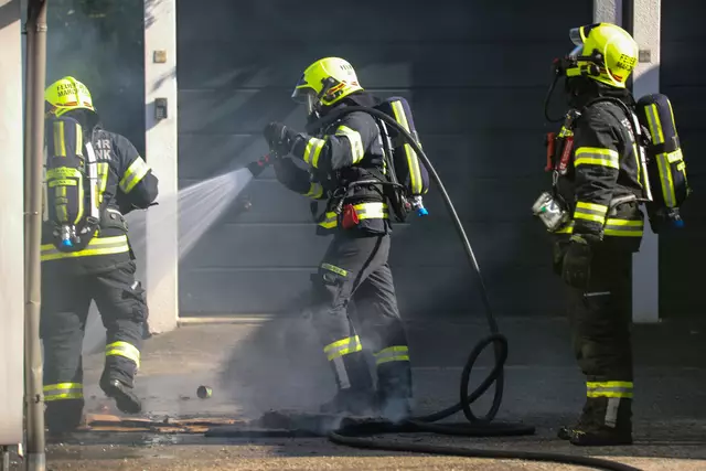 Beinahe hätten die Flammen von einem brennenden Müllcontainer auf ein Wohnhaus in Marchtrenk übergegriffen, doch die Feuerwehr konnte den Brand unter Kontrolle bringen. | Foto: laumat.at