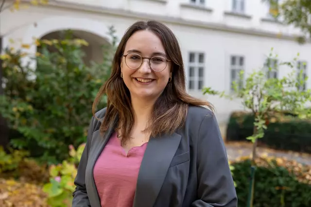 Kathrin Kaindl freut sich, denn der Antrag für mehr Barrierefreiheit ist im Ausschuss. | Foto: NEOS