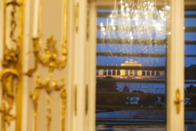 Zeremoniensaal, mit Blick auf die Gloriette. | Foto: Schloss Schönbrunn Kultur und Betriebs ges.m.b.H./Severin Wurnig