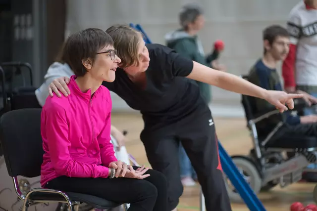 Sportliche Betätigung stärkt das Selbstbewusstsein von Menschen mit Behinderungen. Im Bild: Die sportliche Leitung Anita Weissenböck – früher selbst aktive Behindertensportlerin – coacht ihren Schützling. | Foto: Jugend am Werk Salzburg / Wolfgang Lienbacher