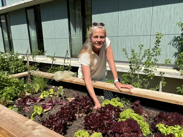 Freude an der Gartenarbeit: Brigitte May bei ihrem Beet.  | Foto: Lisa Gold