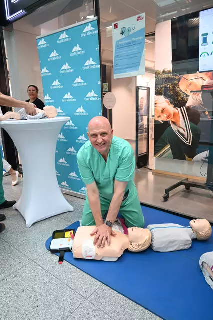 Pflegende der tirol kliniken kamen in ihrer Arbeitskleidung und stellten ihre Berufe vor.  | Foto: Königer