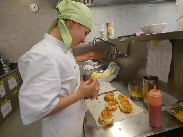 Auch in der Küche durfte man den fleißigen Schüler:innen über die Schulter schauen. 