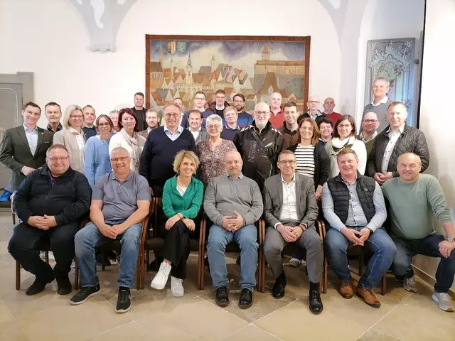 Eine Delegation aus Hollabrunn besuchte Steyr für zwei Tage, um sich inspirieren zu lassen.  Erste Reihe Mitte: Bezirkshauptmann Karl-Josef Weiss, Bürgermeister von Steyr, Markus Vogl (rechts), Daniela Zeiner (links).  | Foto: TIC Steyr