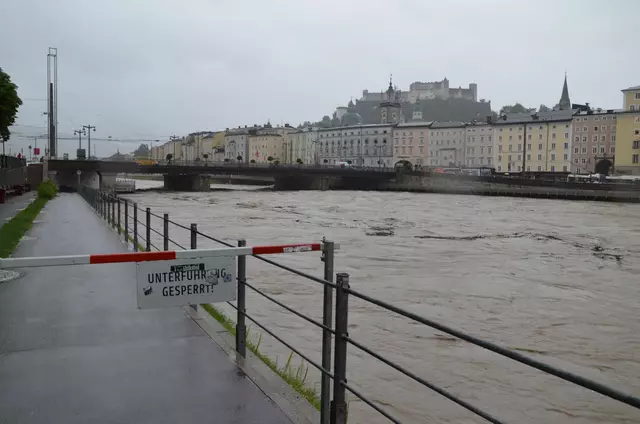 4,7 Millionen Euro an Bundesförderungen ermöglichen Salzburg Investitionen von insgesamt 20,2 Millionen Euro in 80 Projekte. Im Bild: Überflutungen entlang der Salzach im Jahr 2021. | Foto: Archivbild: Stadt Salzburg / Tschandl