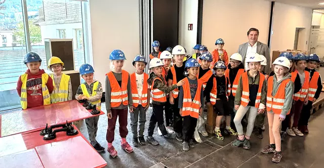 Schüler bei der "Erlebniswelt Baustelle" mit WK-Obmann Peter Seiwald. | Foto: Kogler