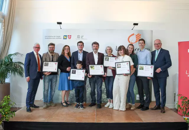 Biosphärenpark-Direktor Andreas Weiß (l.), Landtagsabgeordnete Andrea Mautz (SPÖ, 3. v. l.) und niederösterreichischer LH-Stellvertreter Stephan Pernkopf (ÖVP, r.) gratulieren den Siegern: Weingut Herzog, Johannes Müller Stadtweingut, Bio-Weingut Frühwirth, Weingut Ubl-Doschek und Weinbau Zechmeister. (v.l.n.r.) | Foto: BPWW/F. Spielauer