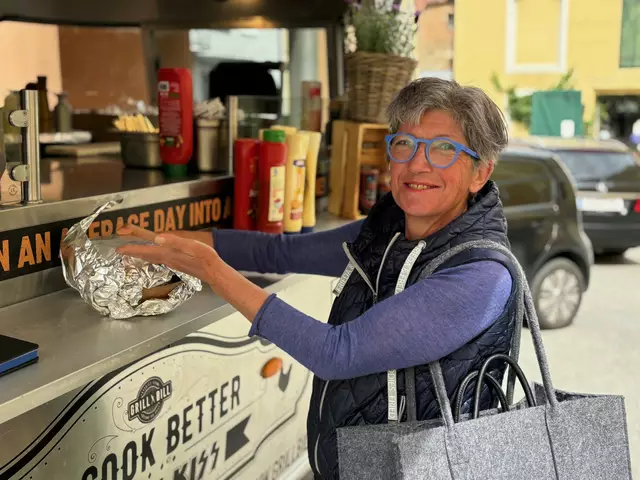 Johanna Lauber aus Schärding holte sich erstmals einen Burger für den Mittagstisch zu Hause.
 | Foto: Franz Gruber