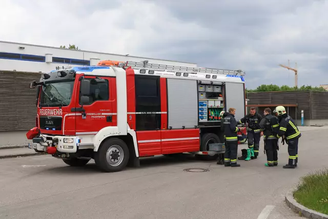 Am Donnerstag mussten die Welser Feuerwehrmänner die Schutzanzüge anziehen, denn: Im Welldorado-Bad wurde Chlorgas-Alarm ausgelöst. | Foto: laumat.at