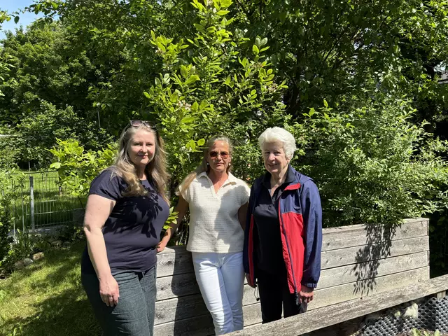 Sybille Wierer-Redjdal (Mitte) mit den beiden "Gärtnerinnen" Magdalena Weismann (links) und Brigitte May. Die beiden haben seit vielen Jahren ein Beet im Gemeinschaftsgarten.  | Foto: Lisa Gold