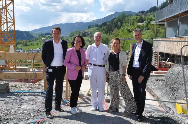 Große Freude über den reibungslosen Ablauf der Bauarbeiten. Im Bild v.l.: Wirtschaftsdirektor der Rehaklinik Sonnberg Philipp Stöckl, Gesundheitslandesrätin Daniela Gutschi, der Ärztliche Leiter Marc Keglevic, stv. Ärztliche Leiterin Margarita Seiwald und Geschäftsführer der Rehaklinik Burkhard van der Vorst. | Foto: SALK/Erfurth