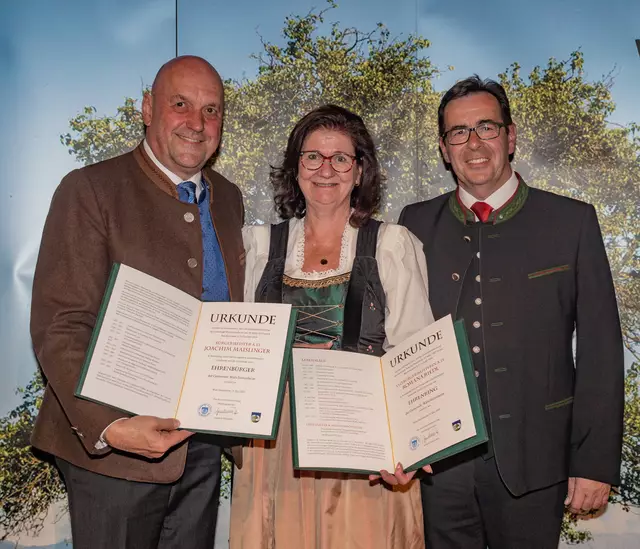 Von links: Bürgermeiser a. D. Joachim Maislinger, Vizebürgermeisterin a.D. Romana Riedl und Bürgermeister Andreas Hasenöhrl. | Foto: Gemeinde Wals-Siezenheim