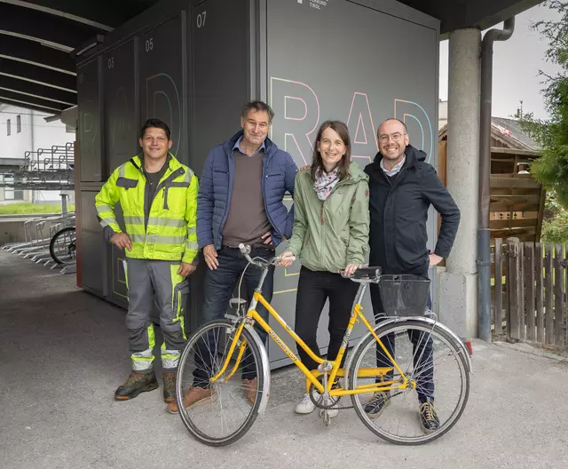"Super, jetzt kann ich auch mit dem E-Bike zum Bahnhof kommen", freut sich Lisa Stolz über die sichere Verwahrungsmöglichkeit. Im Bild ist sie mit Bgm. Patrick Geir, Vizebgm. Hans-Peter Hörtnagl und Gemeindemitarbeiter Markus Weiss zu sehen. | Foto: Verena Hörtnagl