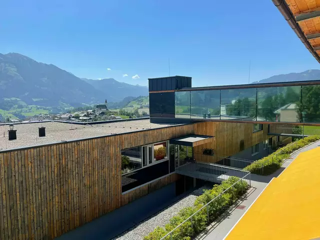 Mit dem Zubau werden die bislang auf zwei Standorte verteilten Kapazitäten gebündelt. Das bedeutet kurze Wege, bessere Koordination und optimale Nutzung der vorhandenen Ressourcen. Im Bild: Haupteingang der Rehaklinik Sonnberg in St. Veit. | Foto: Rehaklinik Sonnberg St. Veit